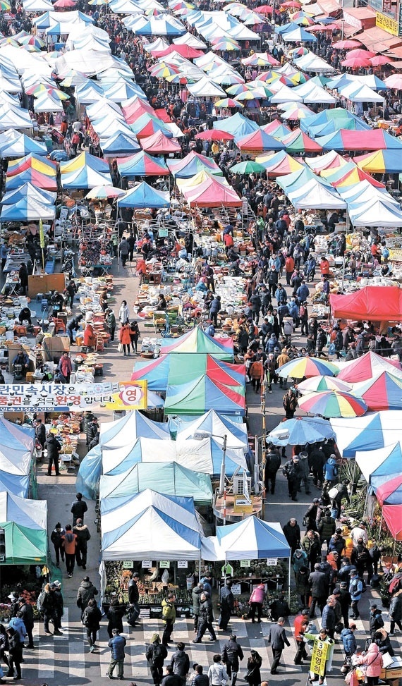 설 을 나흘 앞둔 4일 수도권 최대 규모의 전통시장인 경기도 성남시 중원구 모란시장이 제수용품 등 차례 음식을 준비하려는 주부와 시민들로 북적이고 있다. 모란시장은 매월 4일과 9일이 들어가는 날에 열린다.