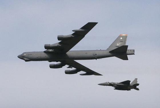 ▲ 지난 1월 10일 한반도에 전개된 미국 전략 폭격기 B-52(왼쪽). ⓒAP=연합뉴스