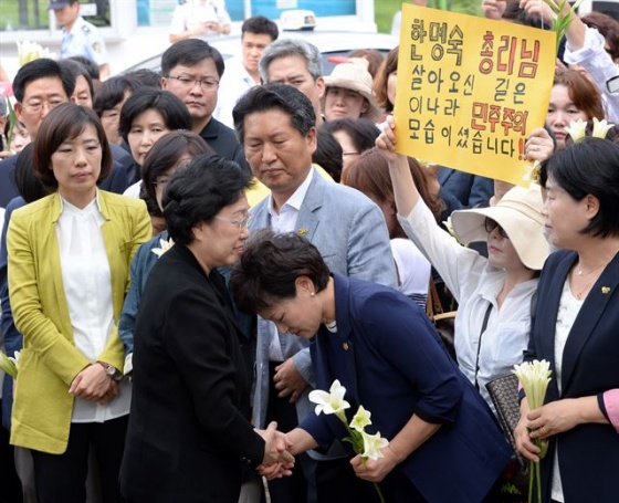 ▲  한명숙 전 총리가 지난해 8월 경기 의왕시 서울구치소로 들어가기 앞서 지지자들과 악수를 하고 있다. 지지자들은 순결을 의미하는 백합을 들고 눈물바람으로 한 전 총리의 수감 전 마지막 길을 배웅했다.