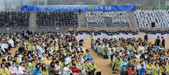 18일 충남 아산시 경찰대학에서 열린 합동임용식에 박근혜 대통령이 참석한 가운데, 전국에서 차출된 경찰관과 의경 1000명도 자리를 채우고 있다. 청와대사진기자단