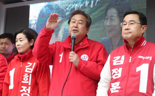 새누리당 김무성 대표가 11일 부산 연제구 연산교차로에서 김희정 후보 지지/사진=연합뉴스