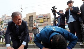 문재인 순천시민께 사죄의 절..."야권 쪼개져 송구"/사진=연합뉴스