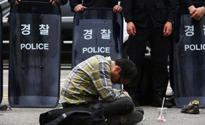 ▲ 국민서명 전달 가로막히자 고개 떨군 박주민 변호사 세월호가족 법률대리인 박주민 변호사가 2015년 6월 30일 오후 청와대 입구에서 '세월호 참사 진상규명과 정부 시행령 개정'을 촉구하는 398,727 명의 국민서명 전달이 경찰에 의해 가로막히자 고개를 떨구고 있다.ⓒ 유성호