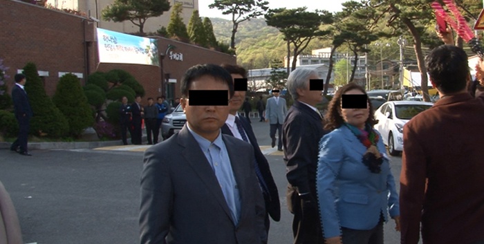 헌당예배가 열리는 두레교회 정문 곳곳을 지키는 이문장 목사 측 성도들