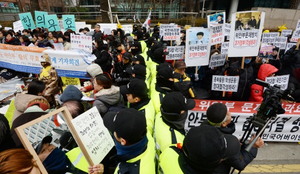 “위안부 합의 찬성” 지난 1월13일 여성긴급행동 회원들이 서울 중학동 옛 주한일본대사관 앞에서 일본군 위안부 합의 무효를 주장하는 기자회견을 열자 어버이연합 회원들이 그 옆에서 맞불 시위를 하고 있다. 경향신문 자료사진  