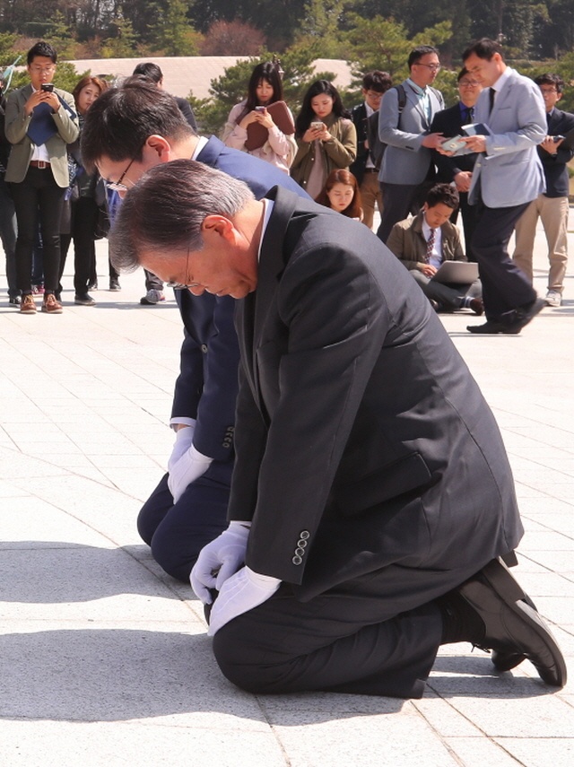 ▲ 문재인 전 더불어민주당 대표가 지난 8일 오전 광주 북구 운정동 국립5·18민주묘지를 김홍걸 광주공동선대위원장과 참배하며 무릎을 꿇고 있다. ⓒ연합뉴스