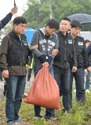 ▲ '안산 토막살해' 사건 피의자 조성호(30)가 10일 오후 경기도 안산시 대부도 입구 방아머리선착장 부근에서 현장검증을 하고 있다. 