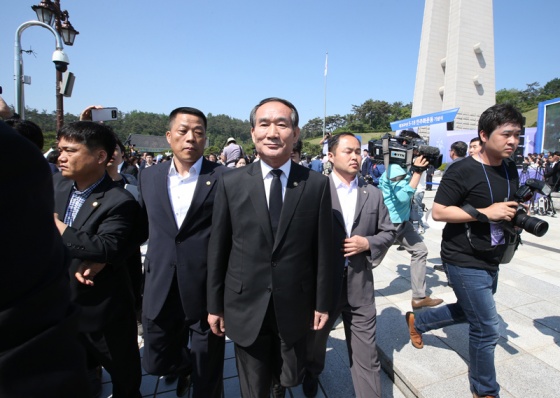 5.18 기념식장을 떠나는 박승춘 국가보훈처장/사진=연합뉴스