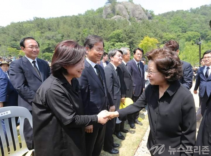 ▲ 노무현 前대통령의 7주기 추모식에 권양숙여사와 심상정 정의당대표와 악수를 하고 있다.