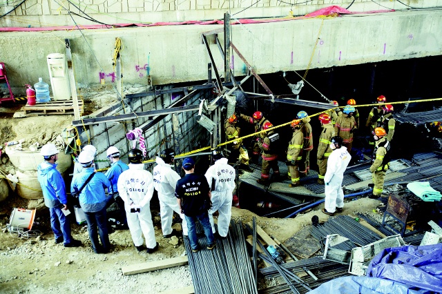 ↑ 1일 오전 경기도 남양주시 진접읍 금곡리 진접선 복선전철 제4공구 건설공사 붕괴 사고 현장에서 소방대원들이 구조작업을 펼치고 있다. 이날 사고로 서아무개씨 등 4명이 숨지고 심아무개(51)씨 등 10명이 다쳤다. 부상자 3명은 전신 화상으로 생명이 위독한 것으로 알려졌다. 