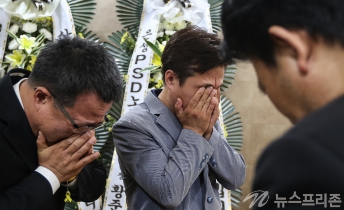 세월호참사로 자식을 잃은 유경근, 김광배씨가 2일 오후 지하철2호선 구의역 스크린도어 수리도중 사망한 19살 비정규직노동자 김모씨의 분향소가 마련된 건국대병원 장례식장을 찾아 고인의 부모와 이야기를 나누던 중 오열하고 있다. 김모씨는 세월호참사로 희생된 단원고 학생들과 97년생 동갑내기이다.