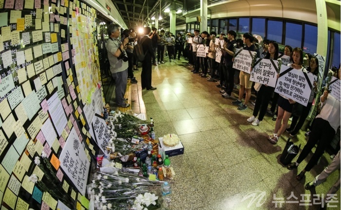 서울 지하철2호선 구의역 스크린도어 수리도중 사망한 19살 김모씨를 추모하는 시민들이 2일 오후 사고현장인 구의역 9-4승강장에 모여 추모행사를 연 뒤 고인의 분향소가 차려진 인근 건국대병원 장례식장까지 촛불행진을 벌였다. 