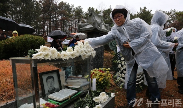 오전 경기도 마석 모란공원에서 열린 전태일 열사 45주기 추도식에서 참석자들이 헌화하고 있다.