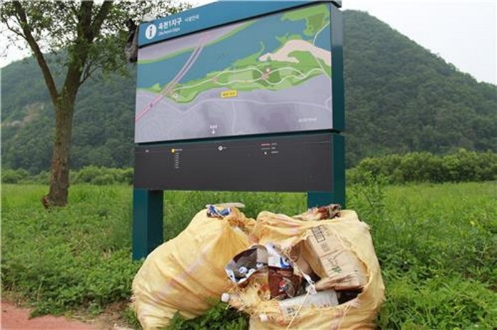 인적이 뚝 끊긴 수변공원 산책로 / 연합뉴스