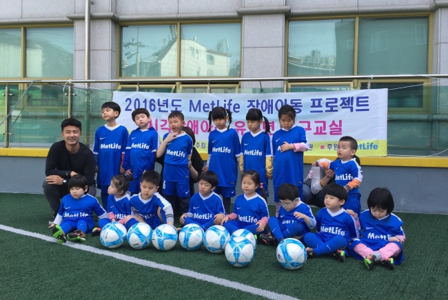 서울시립노원 '시각장애아동 유소년 축구교실'운영,사진왼쪽부터 사회복지팀 박민수씨와 유소년 축구 아동들./사진=복지관