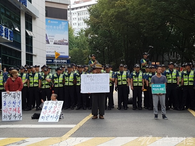 ▲ 시민들이 백씨 사망소식에 애도하고 있는중. 경찰이 정문에서 지켜스고 있다. 안데레사 기자