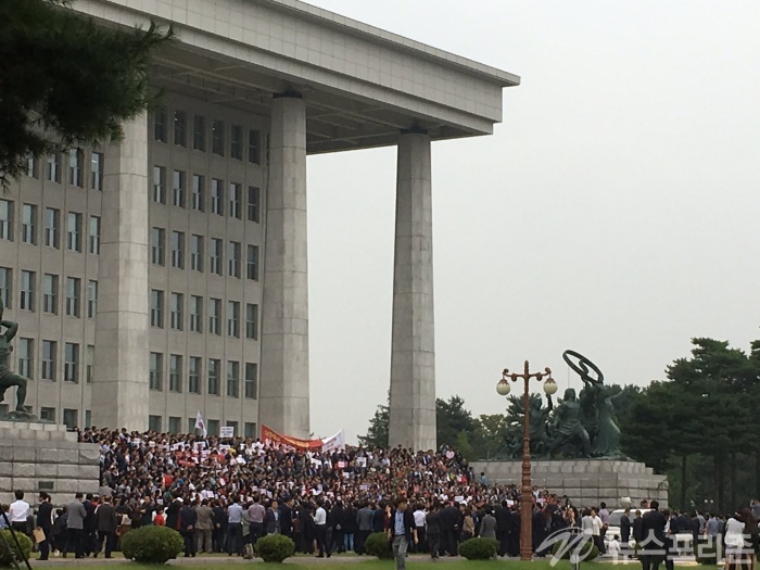 ▲ 지난 9월26일 새누리당 이정현대표는 정세균의장의 직권상정에 불만을 풍고 단식에 들어 갔다. 국회로 응원하러 온 보수단체들