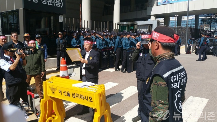 ▲ 시위를 주도하는 대한민국보훈방송의 김재만회장 