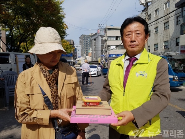 ▲ 용신동희망복지위원회 조영채 회장의 내복전달식(=사진 안데레사기자)