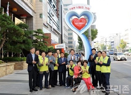 '나눔의 거리 조형물' 설치된 등기소 앞에서 동대문구청장,동대문경찰서장,렛츠런센터장,시의원,직능단체장등 이 기념사진촬영하는 모습/사진=안데레사기자