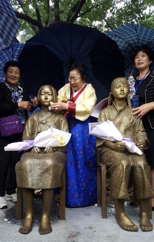 '평화의 소녀상'제막식,한국의 이용수할머니와 중국 천롄춘할머니 함께참석/사진=연합뉴스 