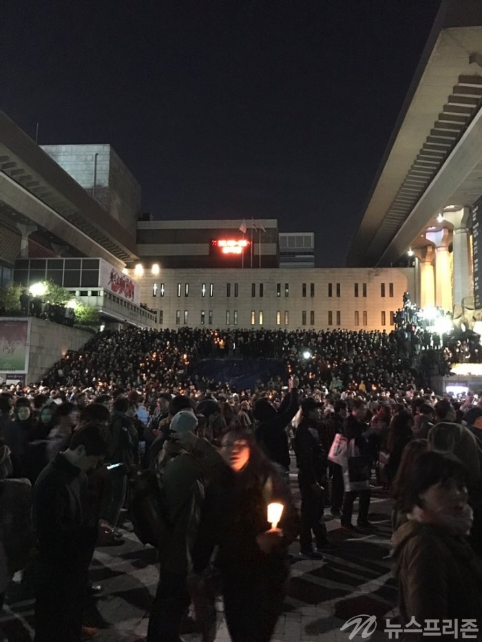 ▲ '비선실세' 최순실 국정농단에 분노한 수만명의 시민들이 29일 오후 서울 청계광장에서 "박근혜 하야"를 촉구하는 촛불집회를 마친 뒤 경찰 저지선을 뚫고 청와대를 향해 행진하고 있다. 