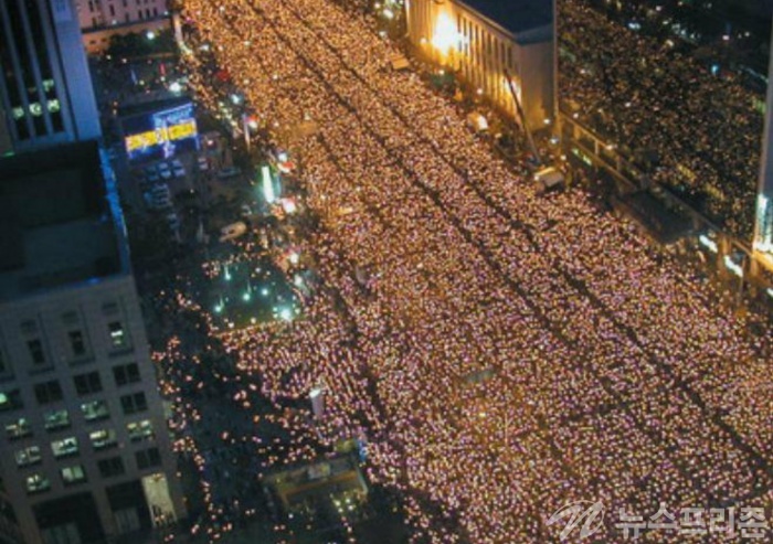 ▲ '비선실세' 최순실 국정농단에 분노한 수만명의 시민들이 29일 오후 서울 청계광장에서 "박근혜 하야"를 촉구하는 촛불집회를 마친 뒤 경찰 저지선을 뚫고 청와대를 향해 행진하고 있다. 