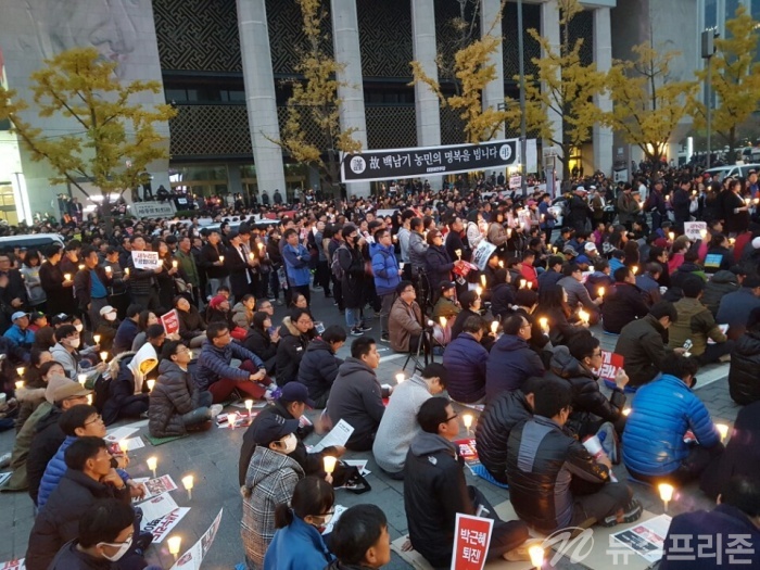 ▲ 경찰추산 2만, 주체측추산 10만으로 박근혜 퇴진을 외치며 행사는 진행하고있다.