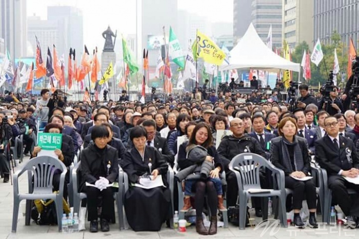 ▲ 고(故) 백남기 농민의 장례미사가 5일 서울 명동성당에서 봉행되고 있다.백씨는 지난해 11월14일 민중총궐기 대회 도중 경찰의 물대포에 맞고 쓰러진 뒤 지난달 25일 오후 1시58분 숨졌다. 