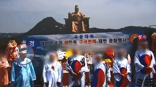 ▲ 박승주 안전처장관 후보자, 광화문광장 굿판 참석…저서에선 “47회 前生 체험했다” 국민안전처 장관으로 지명된 박승주 전 여성가족부 차관(사진 원 안)이 올 5월 서울 광화문광장에서 열린 기도회에서 제천 의식을 함께 진행하고 있다. YTN 화면 캡처 