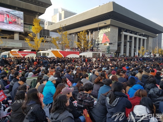 12일 광화문광장'촛불집회'참석한 시민들/사진=안데레사기자