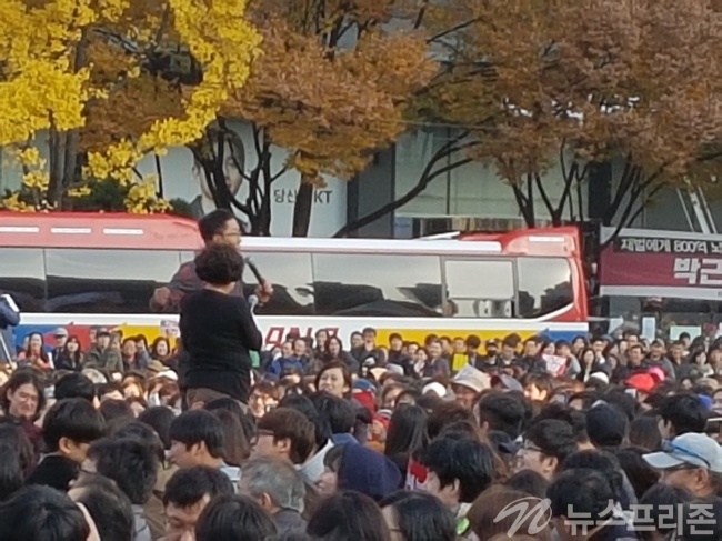 '촛불집회'에 참석한 김재동이 시민과대화를 나누고있다