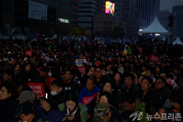 ▲ 19일 박근혜 대통령의 비선실세 최순실 씨의 국정농단 사태에 분노한 시민들의 '대통령 퇴진 촉구 집회'가 서울 광화문 광장 에서 열리고있다. (사진= 김현태기자)