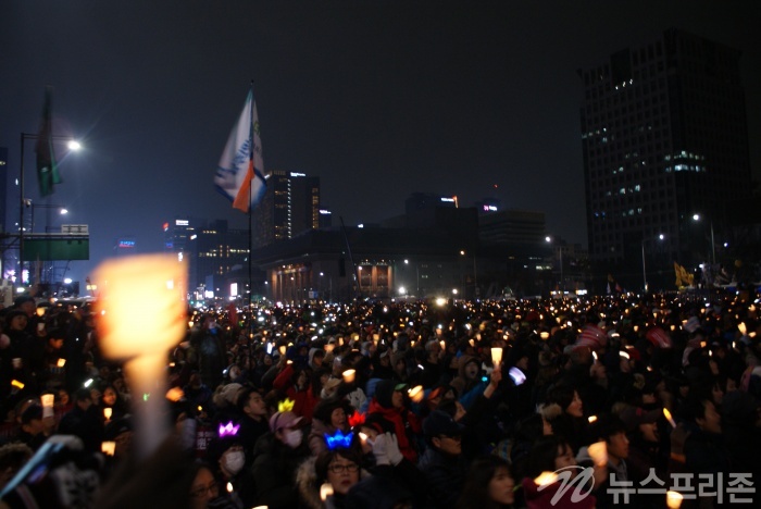 ▲ 26일 서울 광화문광장에 모인 시민들이 ‘1분 소등’ 퍼포먼스를 펼쳤다.(사진= 안데레사기자)