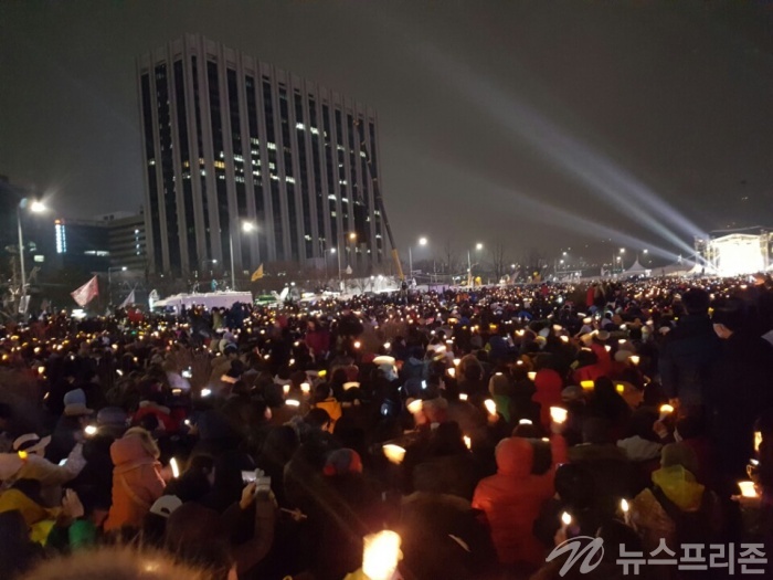 ▲ 박근혜 대통령 퇴진을 요구하는 5차 민중총궐기 대회가 열린 26일 오후 대회에 참가한 시민들이 추운 날씨에도 서울 광화문광장에서 시청광장까지 가득 채우고 있다./사진=안데레사기자