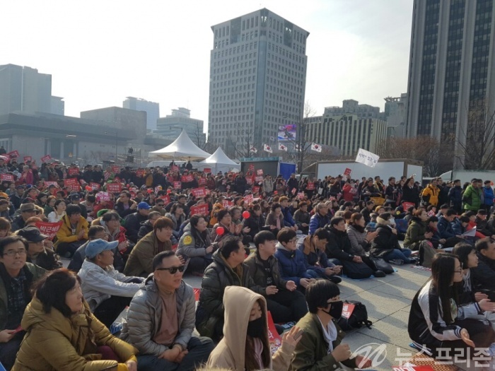 ▲ 촛불집회에 모인 시민들 [뉴스프리존 자료사진]