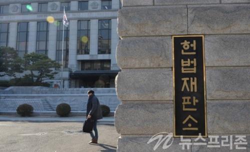 ▲ 헌법 제65조 1항 : 대통령이 직무집행에 있어서 헌법이나 법률을 위해한 때 국회는 탄핵의 소추를 의결할 수 있다.