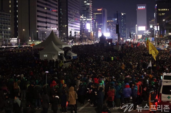 ▲ 탄핵 가결 후에도 꺼지지 않은 '촛불의 바다' 박근혜 대통령 탄핵 가결 후 첫 주말인 10일 오후 광화문광장 일대에서 열린 '박근혜정권 끝장내는 날' 촛불집회에 많은 시민들이 참여하고 있다.ⓒ 사진공동취재단