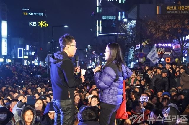 ▲ 방송인 김제동이 대구 중구 동성로에서 '내려와라 박근혜' 시국대회 만민공동회를 진행하고 있다.