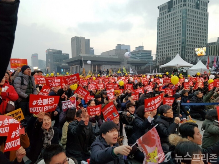 ▲ 박근혜 대통령의 퇴진을 촉구하는 제8차 촛불집회의 본 집회가 17일 오후 5시부터 서울 광화문광장에서 열렸다. (사진= 안데레사기자)