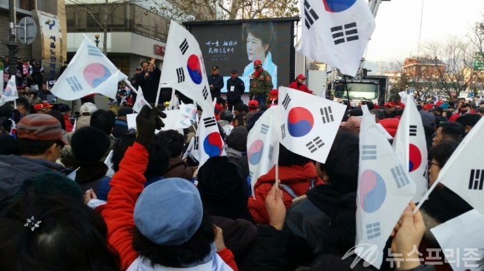 ▲ 박사모회원이 안국동에서 탄핵무효집회를 열고 있다(사진= 김현태기자)