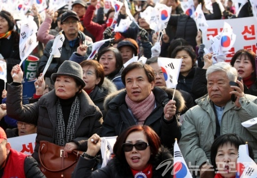 ▲ “탄핵반대” 맞불집회서 구호 외치는 김진태새누리당 김진태 의원이 17일 오후 서울 종로구 세종로소공원에서 열린 보수단체와 일부 시민들의 맞불집회에 참석, 태극기를 흔들며 ‘탄핵무효’를 외치고 있다. 