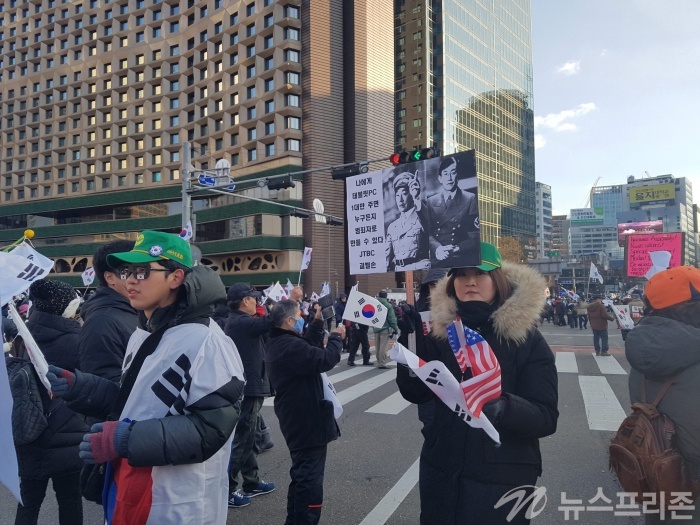 ▲ 서울 시청 앞 광장에서 특검연장에 반대하는 플래카드를 든 ‘태극기 집회’ 참여자들의 모습.