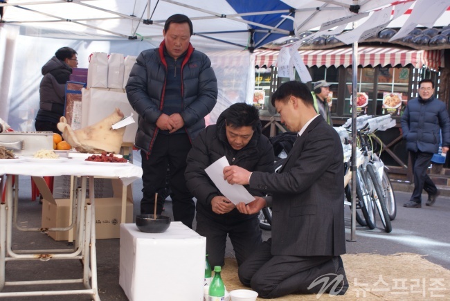 신옥생 신설상가번영회장이 천지신명께 예를 갖추는 의식을 진행하고 있다.