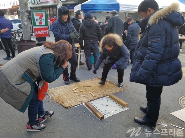 11일 신설상가번영회 척사대회 참석자들이 놀이를 하고있다/사진=안데레사 기자