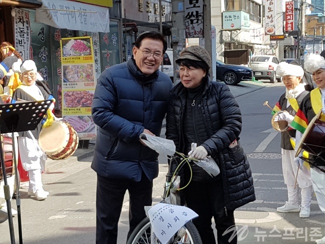 유덕열 동대문구청장이 경품 당첨자에게 자전거를 전달하고 있다.