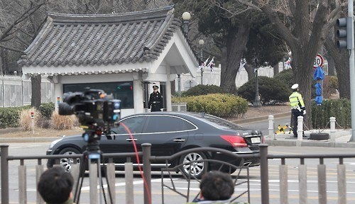 ▲ 12일 서울 종로구 청와대 앞 분수대에서 취재진들이 박근혜 전 대통령 삼성동 사저 이동을 취재하기 위해 대기하고 있다. 