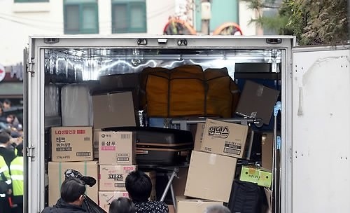 ▲ 12일 오후 서울 강남구 삼성동 박근혜 전 대통령 자택 앞에서 이삿짐이 내려지고 있다. 