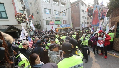 ▲ 12일 오후 서울 강남구 삼성동 박근혜 전 대통령 자택 앞에서 지지자들이 탄핵에 항의하는 시위를 하고 있다