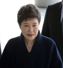 박근혜 전 대통령이 21일 오전 조사를 받기위해 서울중앙지검 청사에 도착, 포토라인에서 발언하고 있다./사진=공동취재단 